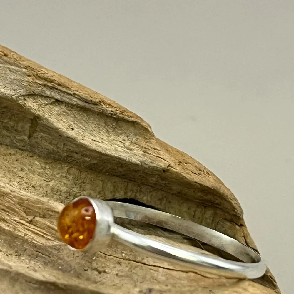Elegant Silver and Amber Ring with Modern Minimalist Design - Picture 3 of 3